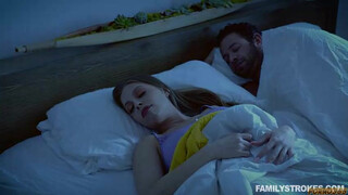 Жена еле сдерживается от громких стонов во время измены рядом со спящим мужем