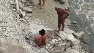 Муженек на пляже снимает измену своей женушки с её толстым начальником и его помощником